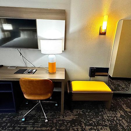 Comfort Inn & Suites Madison - Airport Экстерьер фото