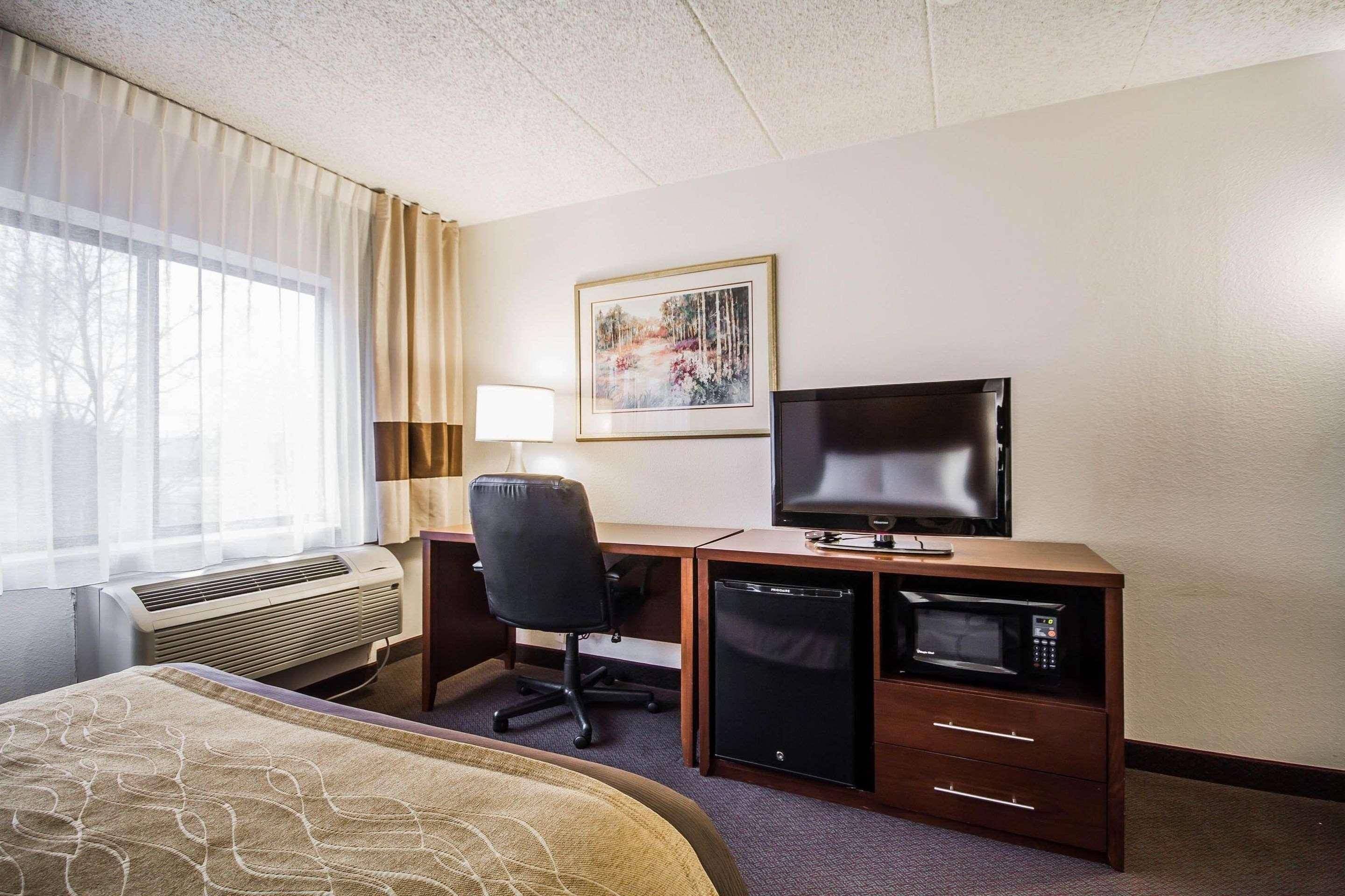 Comfort Inn & Suites Madison - Airport Экстерьер фото