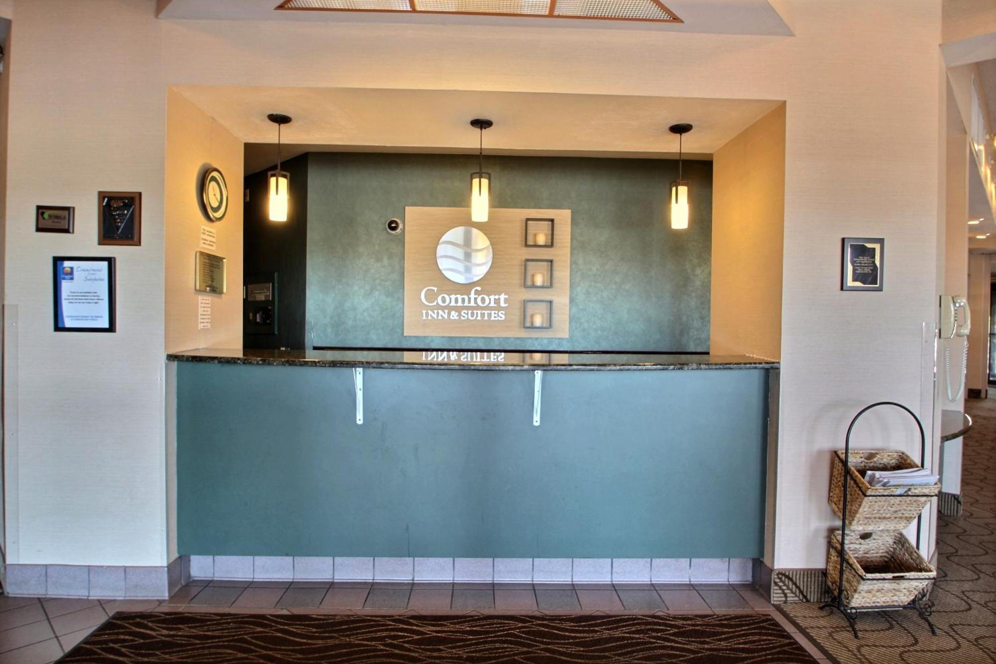 Comfort Inn & Suites Madison - Airport Экстерьер фото