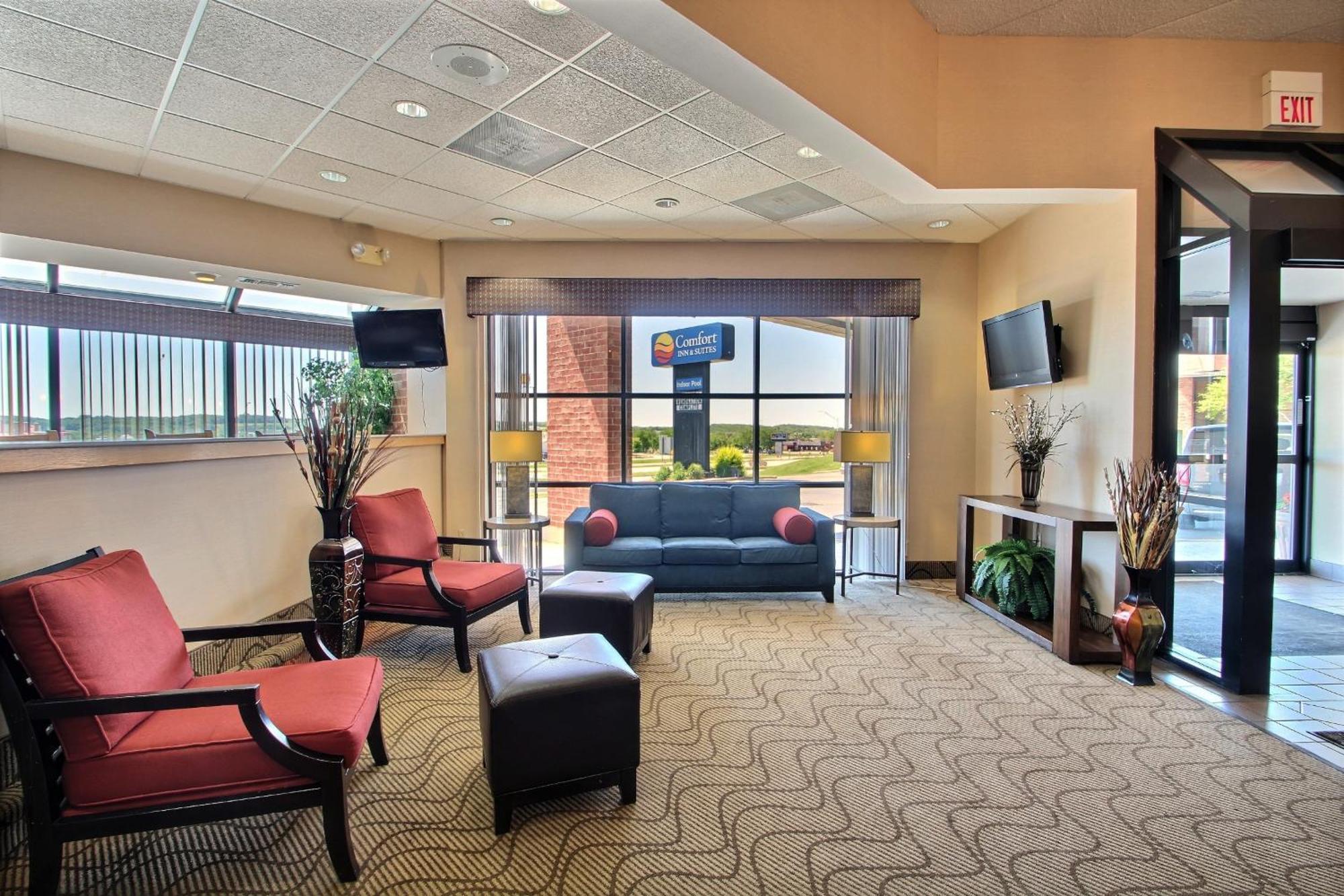 Comfort Inn & Suites Madison - Airport Экстерьер фото
