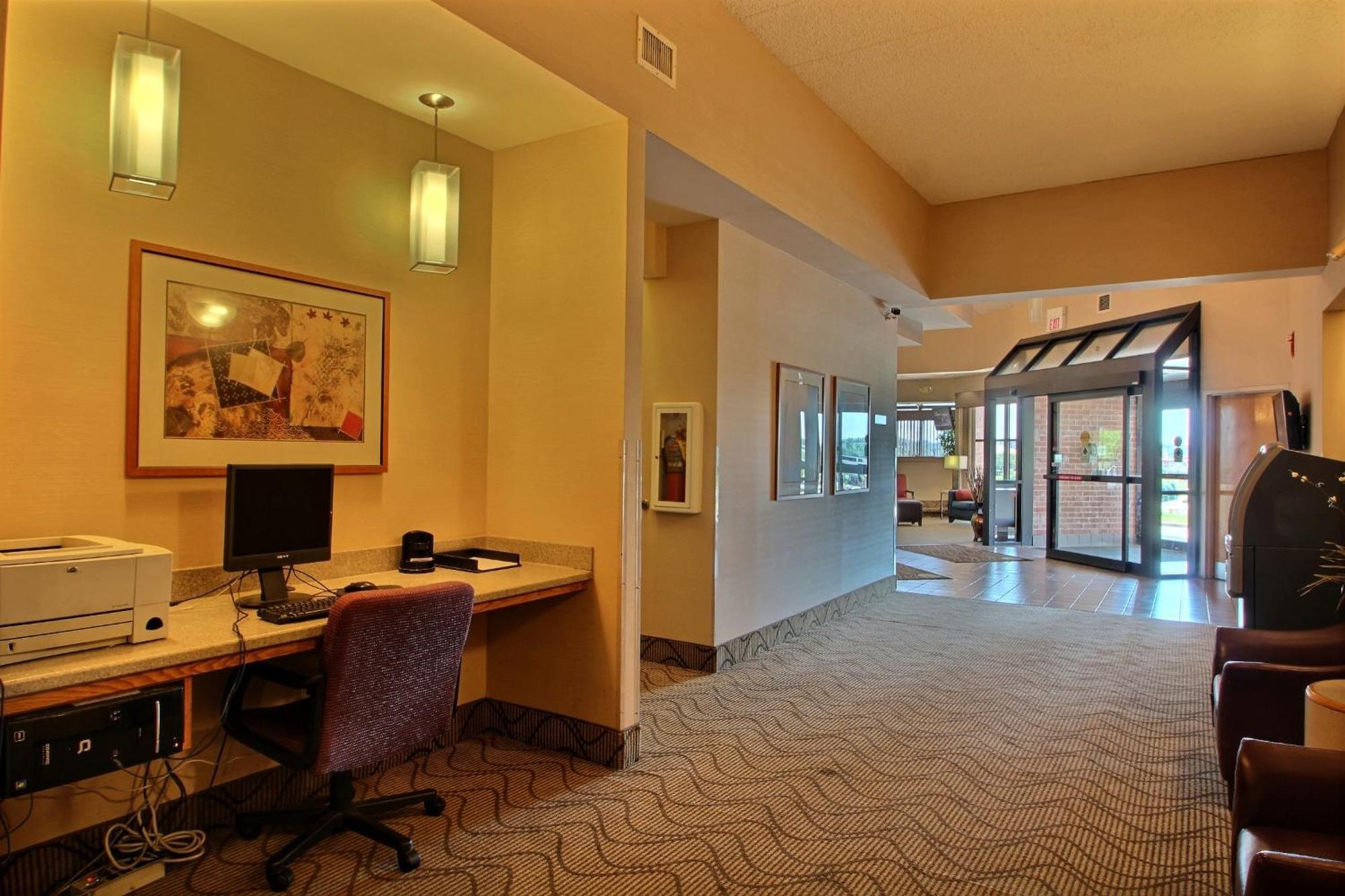 Comfort Inn & Suites Madison - Airport Экстерьер фото