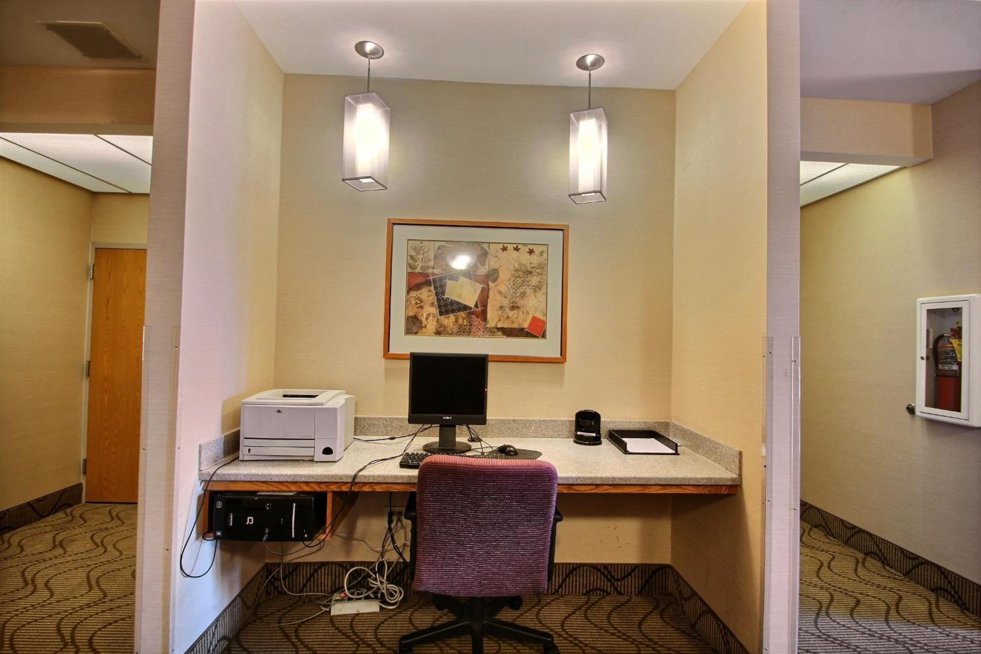 Comfort Inn & Suites Madison - Airport Экстерьер фото