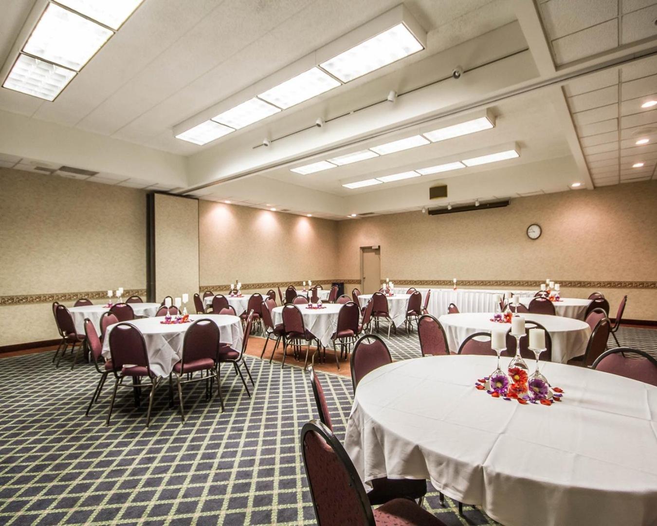 Comfort Inn & Suites Madison - Airport Экстерьер фото