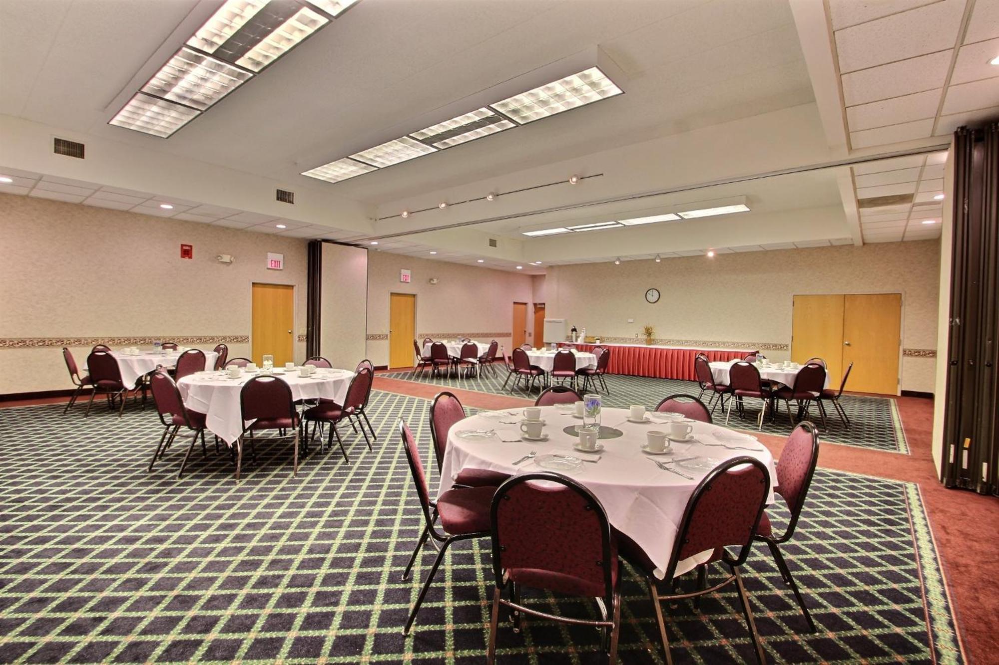 Comfort Inn & Suites Madison - Airport Экстерьер фото