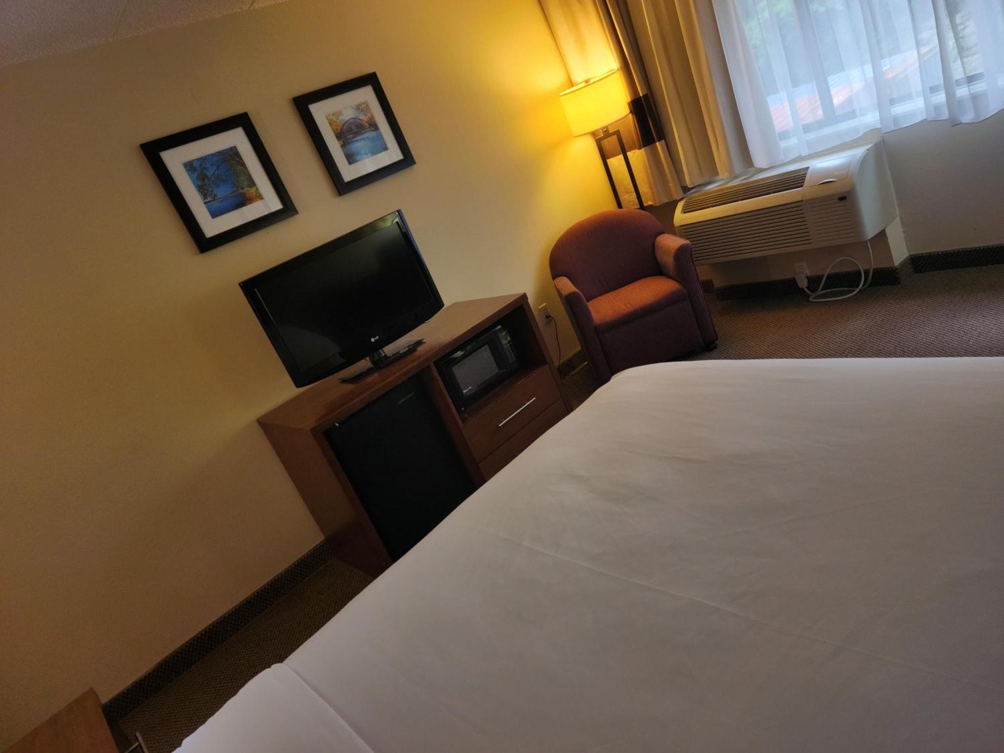 Comfort Inn & Suites Madison - Airport Экстерьер фото
