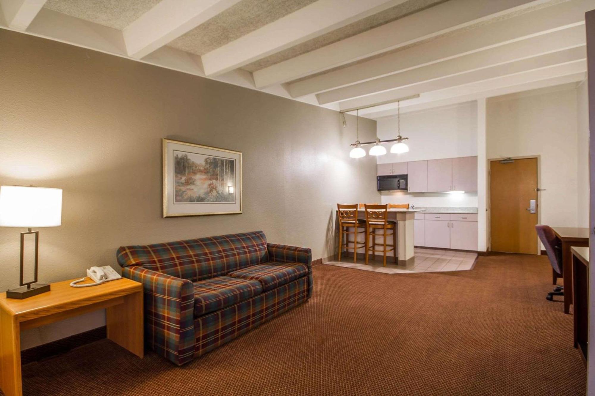 Comfort Inn & Suites Madison - Airport Экстерьер фото