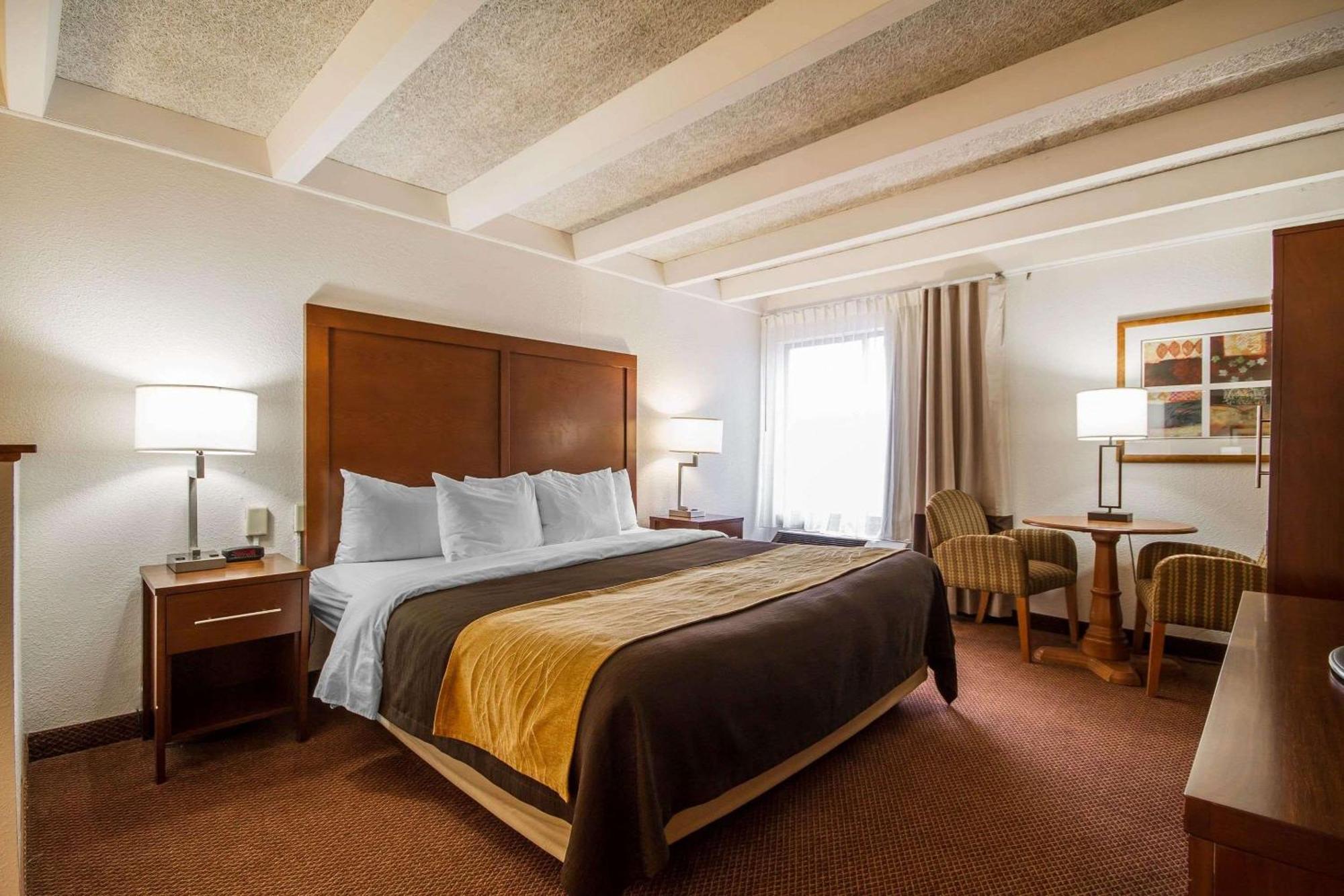 Comfort Inn & Suites Madison - Airport Экстерьер фото