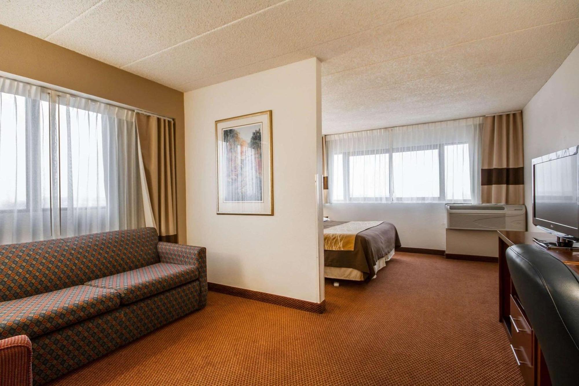 Comfort Inn & Suites Madison - Airport Экстерьер фото
