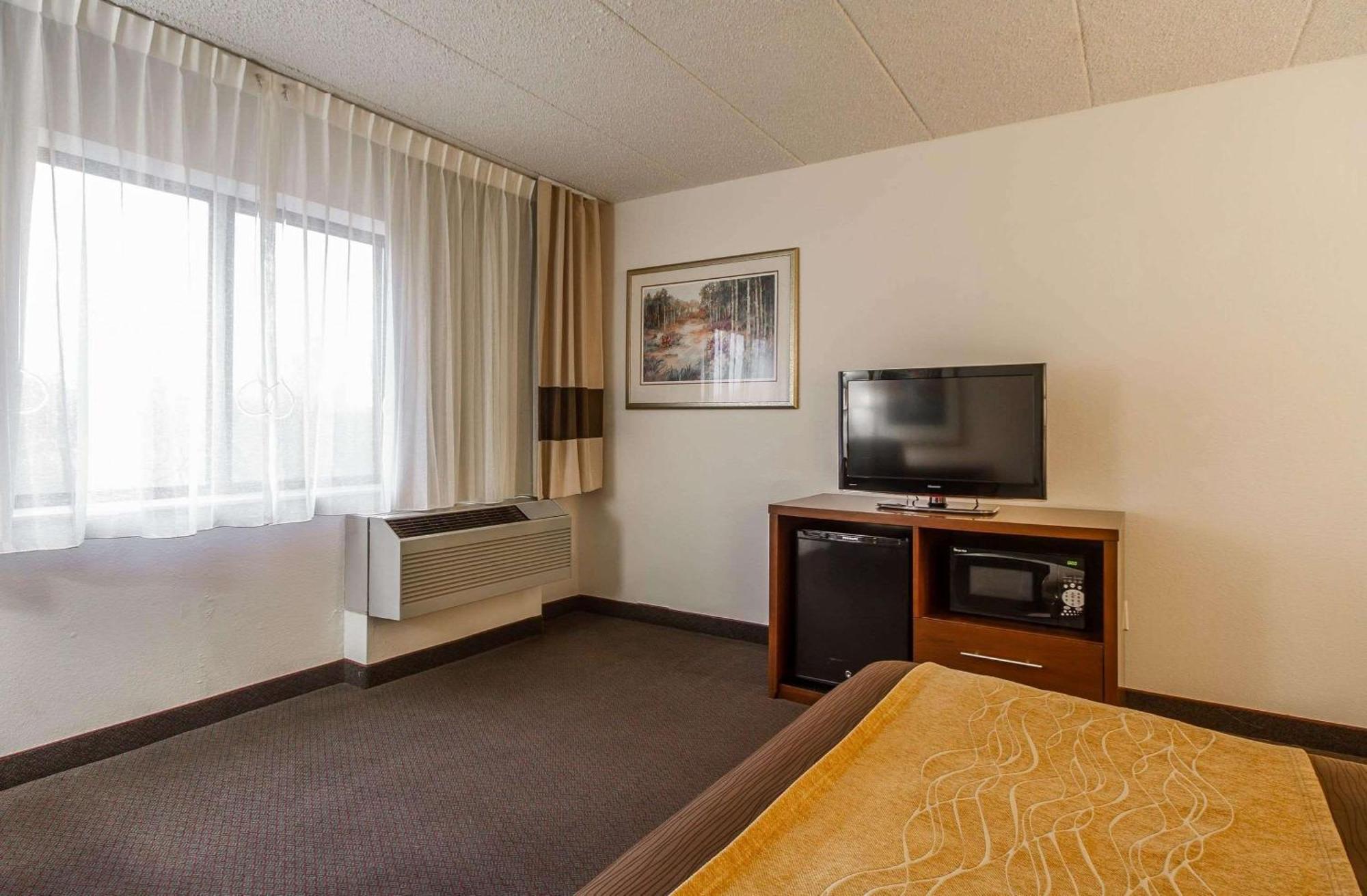 Comfort Inn & Suites Madison - Airport Экстерьер фото