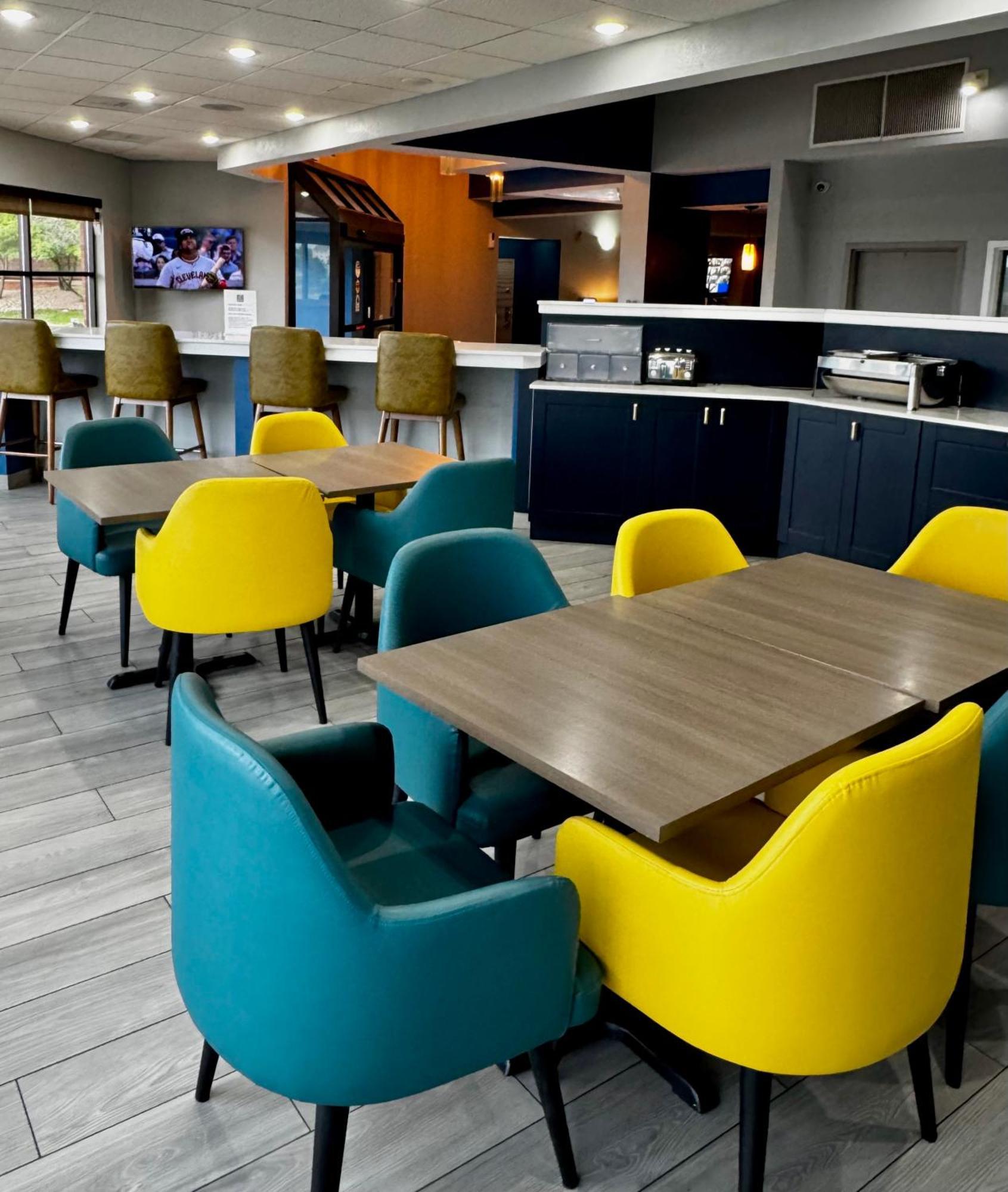 Comfort Inn & Suites Madison - Airport Экстерьер фото